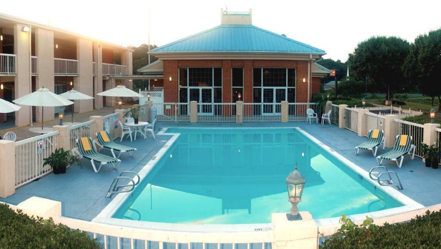 Baymont By Wyndham Warrenton Hotel Bagian luar foto