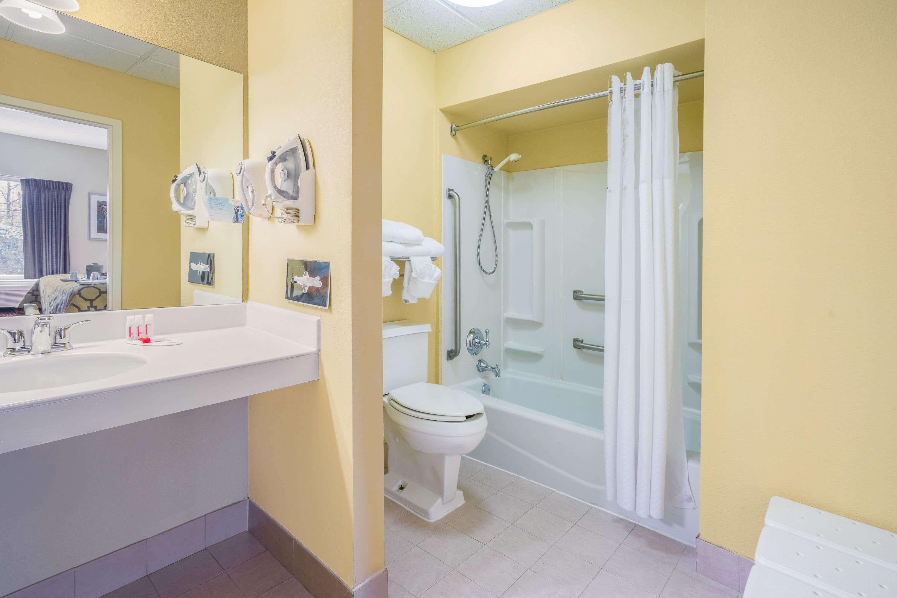 Baymont By Wyndham Warrenton Hotel Bagian luar foto