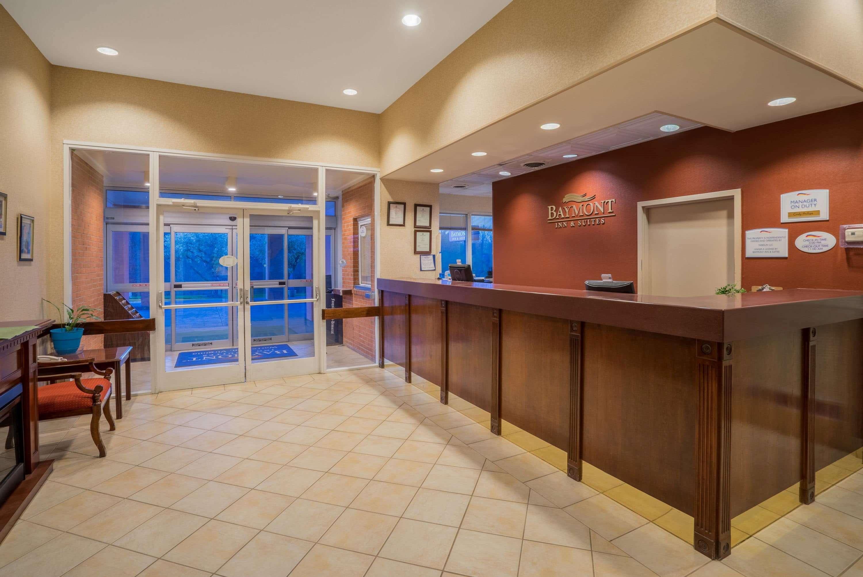 Baymont By Wyndham Warrenton Hotel Bagian luar foto