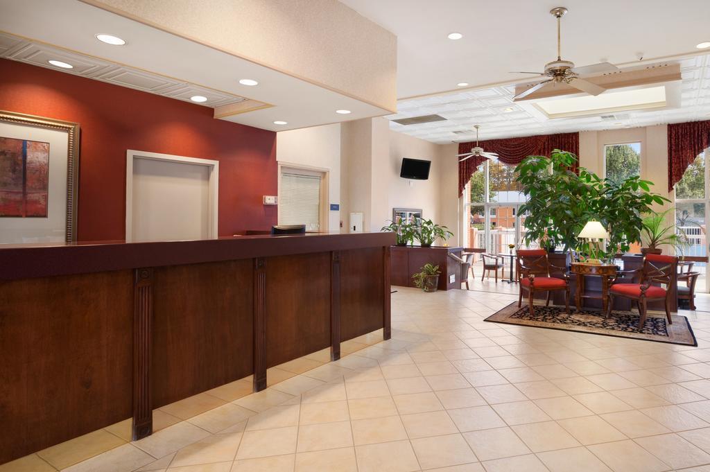 Baymont By Wyndham Warrenton Hotel Bagian luar foto